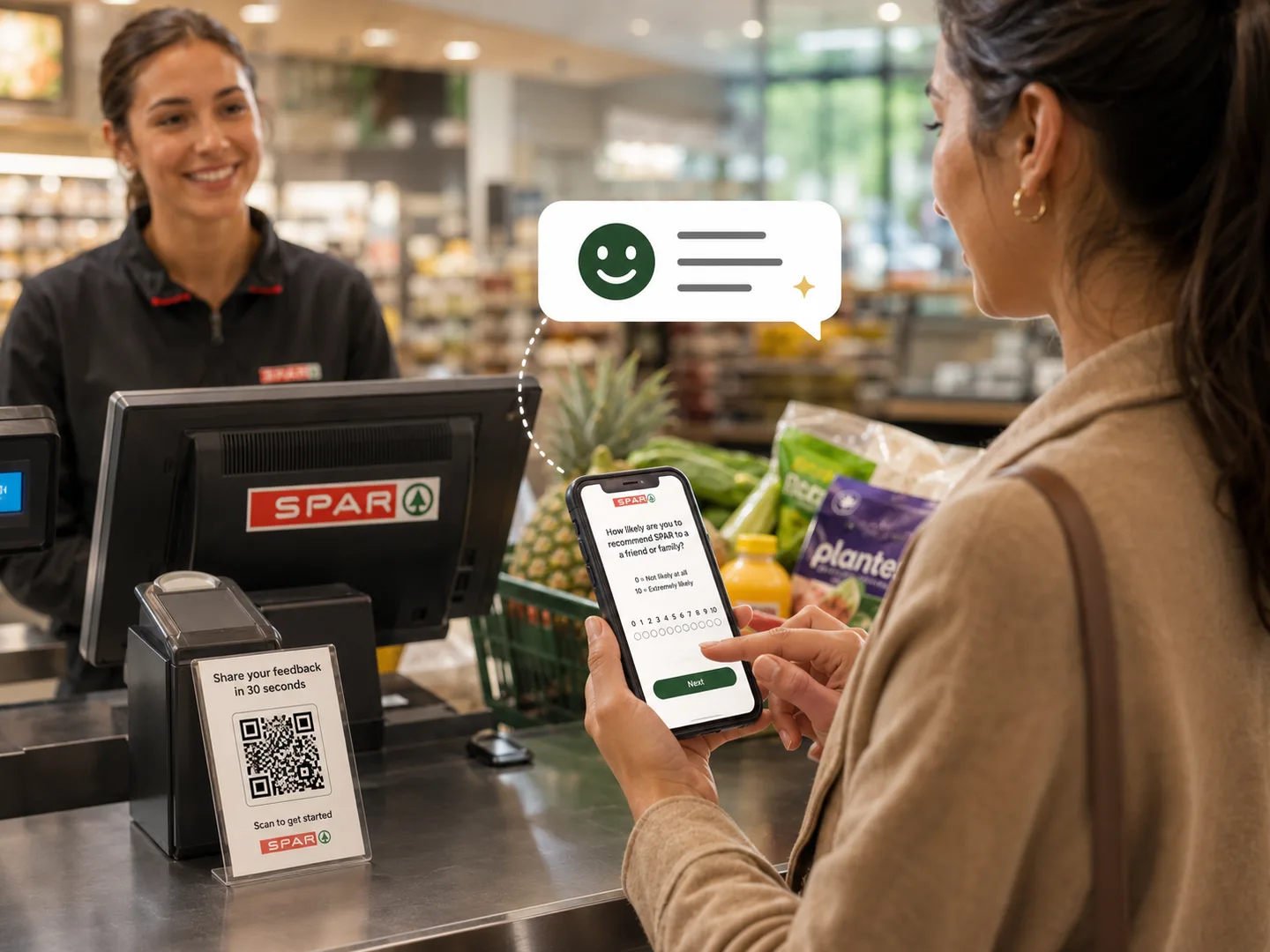 SPAR-Checkout mit QR-Code-Ständer «Share your feedback», eine Kundin beantwortet die NPS-Frage im Chatdialog auf dem Smartphone