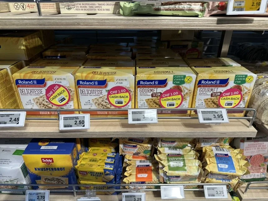 Roland Gourmet Knäckebrot mit CHF 1.00 Cashback-Stickern im Regal